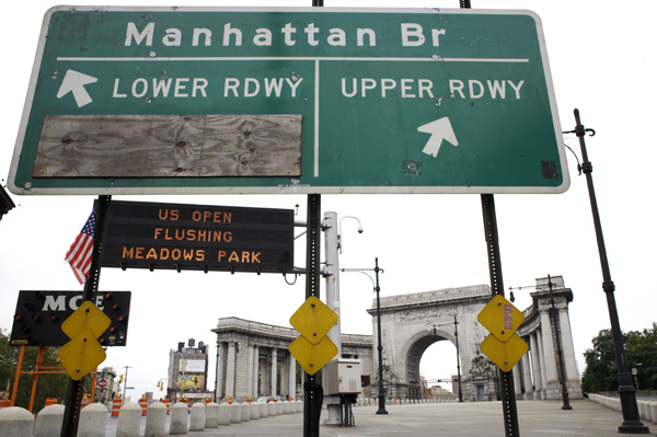 Sign to the Manhattan Bridge in Chinatown, NYC