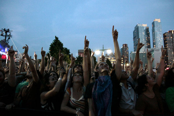 11_deacondancrowd01_20120712rr_tt