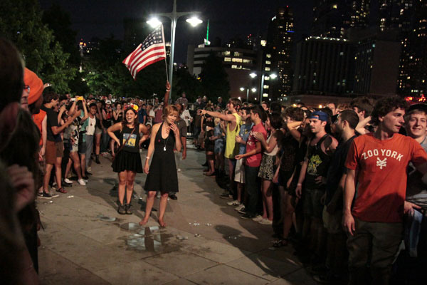 12_deacondancrowd03_20120712rr_tt